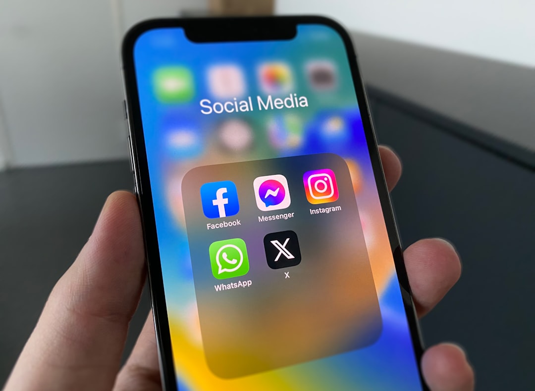 Celular mostrando um feed de rede social com notificações de engajamento