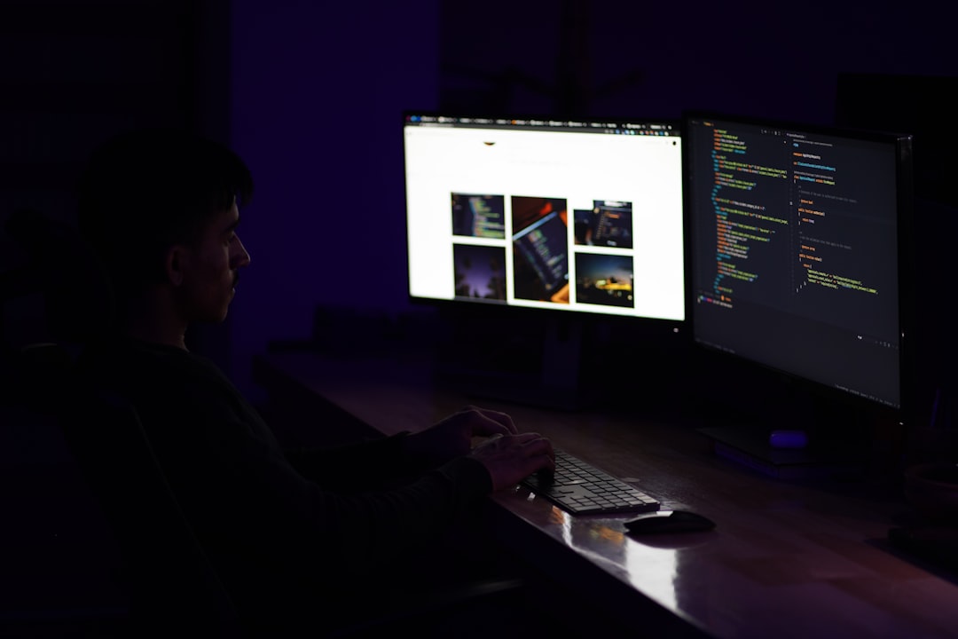 Um laptop sobre uma mesa mostrando a lógica de um workflow