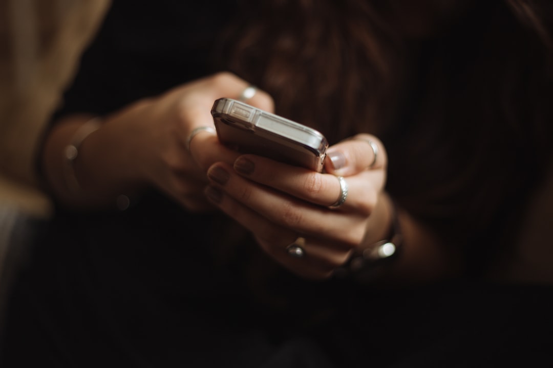 Uma pessoa checando um app de mensagens no celular
